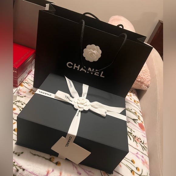 NWT CHANEL 19 HANDBAG AUTHENTIC - Picture 4 of 7